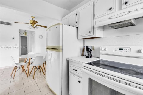 Copropriété à vendre à Hallandale Beach, Floride: 1 chambre, 64.1 m2 № 2081067 - photo 2