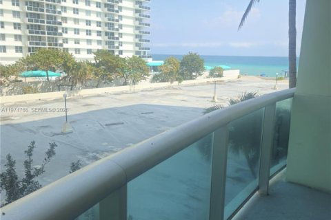 Снять в аренду кондоминиум в Холливуд, Флорида 1 спальня, 81.2м2, № 2036094 - фото 2