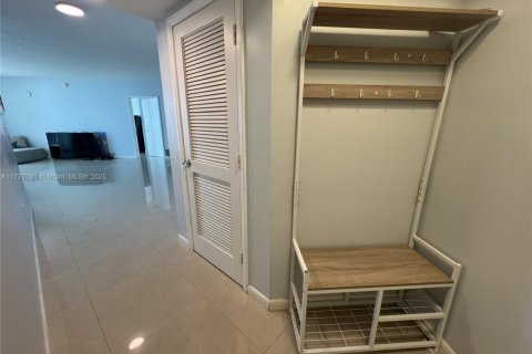 Condo in Sunny Isles Beach, Florida, 2 bedrooms  № 2062155 - photo 19