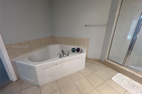 Condo in Sunny Isles Beach, Florida, 2 bedrooms  № 2062155 - photo 22