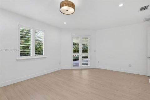 House in Pinecrest, Florida 3 bedrooms, 159.61 sq.m. № 1987703 - photo 15