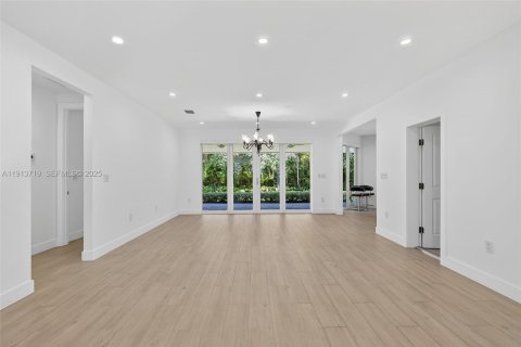 House in Pinecrest, Florida 3 bedrooms, 159.61 sq.m. № 1987703 - photo 5