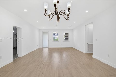 House in Pinecrest, Florida 3 bedrooms, 159.61 sq.m. № 1987703 - photo 6