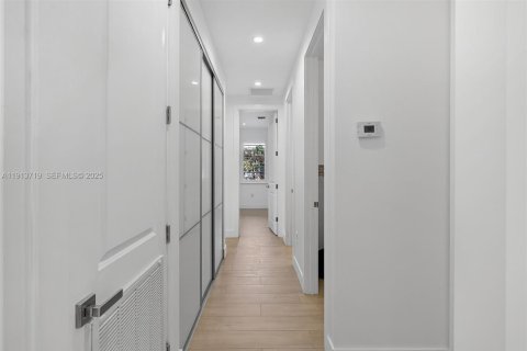 House in Pinecrest, Florida 3 bedrooms, 159.61 sq.m. № 1987703 - photo 13