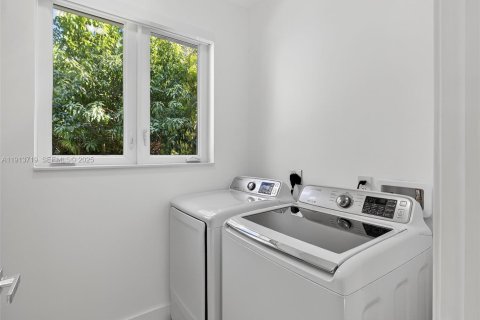 House in Pinecrest, Florida 3 bedrooms, 159.61 sq.m. № 1987703 - photo 12