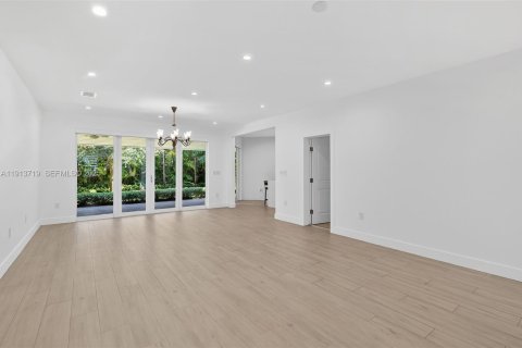 House in Pinecrest, Florida 3 bedrooms, 159.61 sq.m. № 1987703 - photo 7