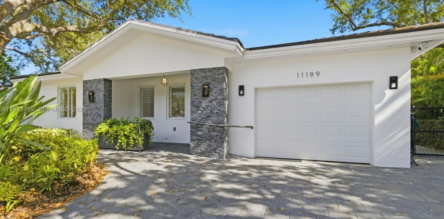 House in Pinecrest, Florida 3 bedrooms, 159.61 sq.m. № 1987703