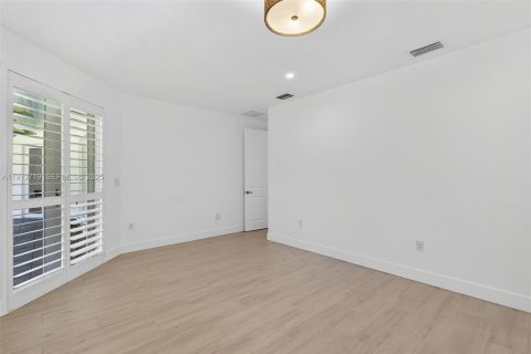 House in Pinecrest, Florida 3 bedrooms, 159.61 sq.m. № 1987703 - photo 16