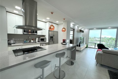 Condominio en venta en Bay Harbor Islands, Florida, 1 dormitorio, 90.58 m2 № 2055157 - foto 7