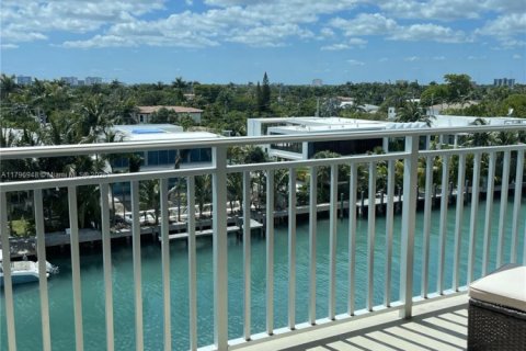 Condominio en venta en Bay Harbor Islands, Florida, 1 dormitorio, 90.58 m2 № 2055157 - foto 2