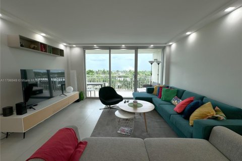 Condominio en venta en Bay Harbor Islands, Florida, 1 dormitorio, 90.58 m2 № 2055157 - foto 8