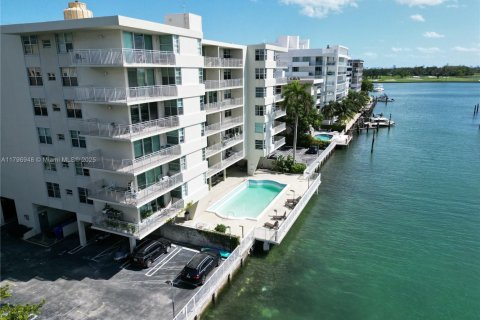 Кондоминиум с 1 спальней в Бей-Харбор-Айлендс, Флорида № 2055157