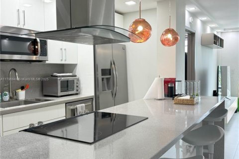 Condominio en venta en Bay Harbor Islands, Florida, 1 dormitorio, 90.58 m2 № 2055157 - foto 4