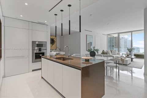 Condo in Miami, Florida, 2 bedrooms  № 1738467 - photo 1