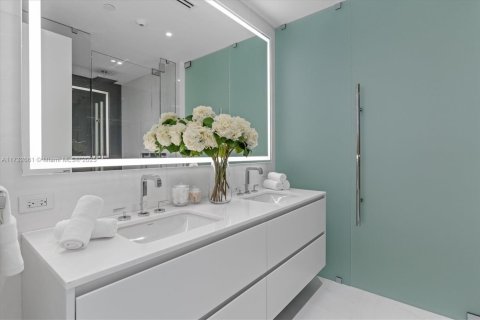 Condo in Miami, Florida, 2 bedrooms  № 1738467 - photo 13