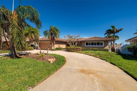 House in North Redington Beach, Florida 3 bedrooms, 206.61 sq.m. № 1791692 - photo 9