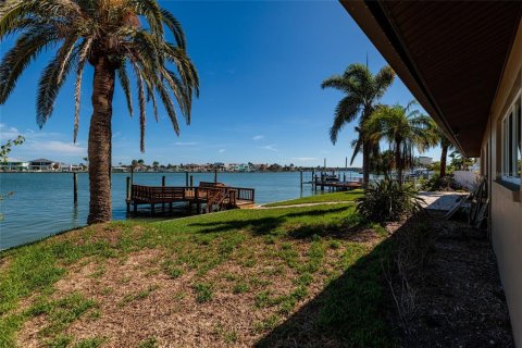 House in North Redington Beach, Florida 3 bedrooms, 206.61 sq.m. № 1791692 - photo 28