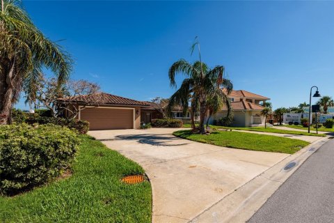 House in North Redington Beach, Florida 3 bedrooms, 206.61 sq.m. № 1791692 - photo 10