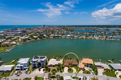 House in North Redington Beach, Florida 3 bedrooms, 206.61 sq.m. № 1791692 - photo 5