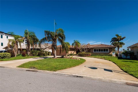 House in North Redington Beach, Florida 3 bedrooms, 206.61 sq.m. № 1791692 - photo 3