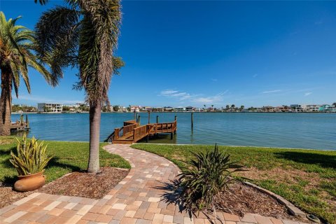 House in North Redington Beach, Florida 3 bedrooms, 206.61 sq.m. № 1791692 - photo 1