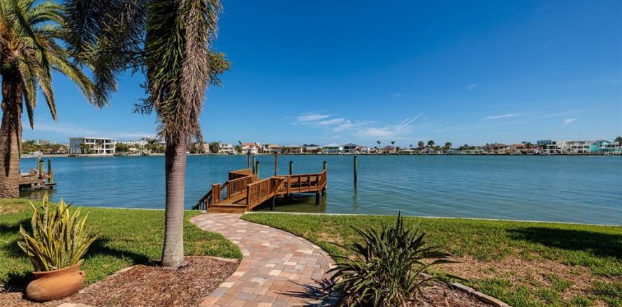 House in North Redington Beach, Florida 3 bedrooms, 206.61 sq.m. № 1791692