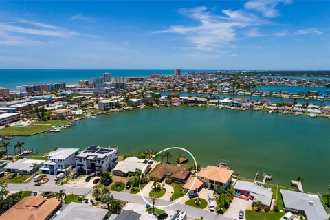 House in North Redington Beach, Florida 3 bedrooms, 206.61 sq.m. № 1791692 - photo 4