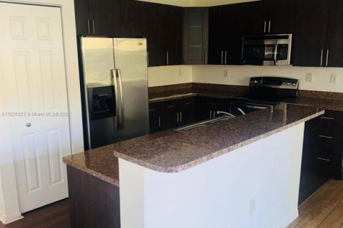 Снять в аренду таунхаус в Хомстед, Флорида 3 спальни, 147.16м2, № 1961713 - фото 7
