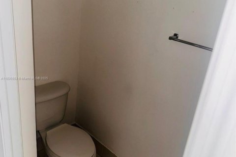 Снять в аренду таунхаус в Хомстед, Флорида 3 спальни, 147.16м2, № 1961713 - фото 4