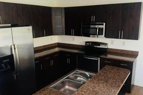 Снять в аренду таунхаус в Хомстед, Флорида 3 спальни, 147.16м2, № 1961713 - фото 6