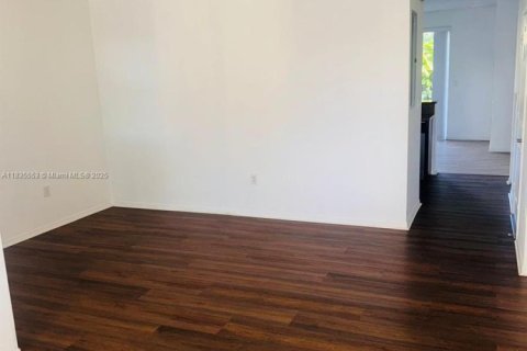 Снять в аренду таунхаус в Хомстед, Флорида 3 спальни, 147.16м2, № 1961713 - фото 2