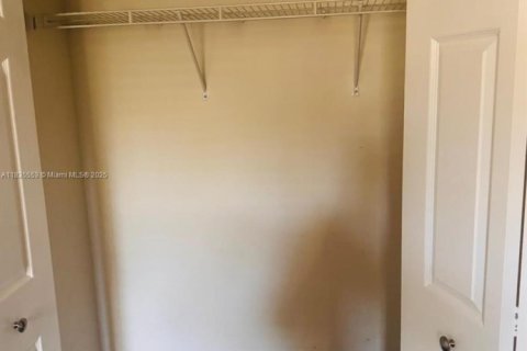 Снять в аренду таунхаус в Хомстед, Флорида 3 спальни, 147.16м2, № 1961713 - фото 13