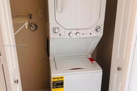 Снять в аренду таунхаус в Хомстед, Флорида 3 спальни, 147.16м2, № 1961713 - фото 15