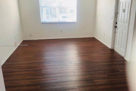 Снять в аренду таунхаус в Хомстед, Флорида 3 спальни, 147.16м2, № 1961713 - фото 3