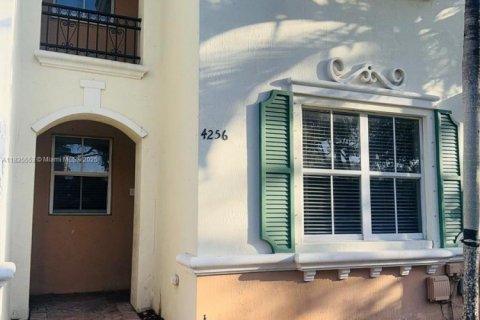 Снять в аренду таунхаус в Хомстед, Флорида 3 спальни, 147.16м2, № 1961713 - фото 1