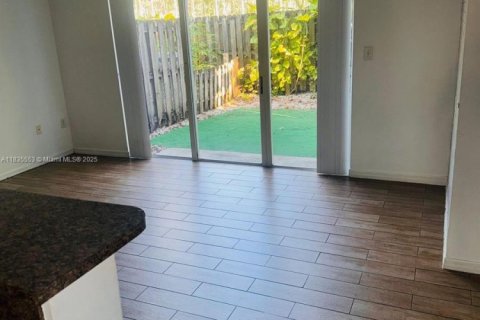 Снять в аренду таунхаус в Хомстед, Флорида 3 спальни, 147.16м2, № 1961713 - фото 5