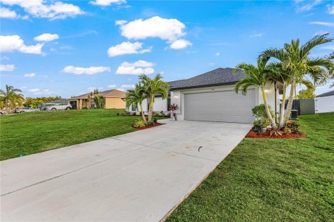 Villa ou maison à vendre à Cape Coral, Floride: 4 chambres, 152.55 m2 № 2000164 - photo 2