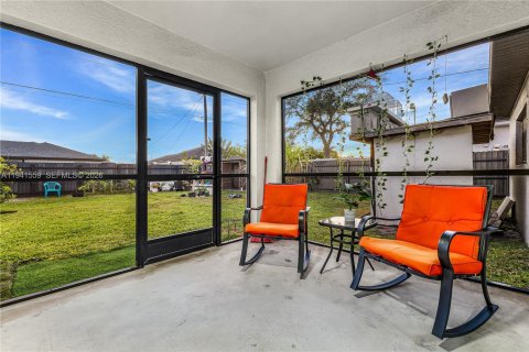 Villa ou maison à vendre à Cape Coral, Floride: 4 chambres, 152.55 m2 № 2000164 - photo 17