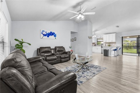 Villa ou maison à vendre à Cape Coral, Floride: 4 chambres, 152.55 m2 № 2000164 - photo 5