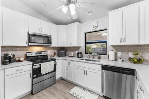 Villa ou maison à vendre à Cape Coral, Floride: 4 chambres, 152.55 m2 № 2000164 - photo 8