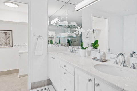 Condo in Miami, Florida, 2 bedrooms № 1988262 - photo 12