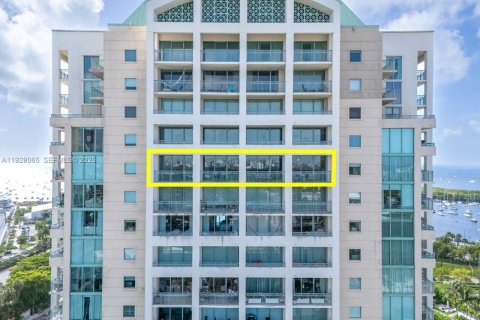 Condo in Miami, Florida, 2 bedrooms № 1988262 - photo 1