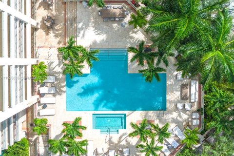 Condo in Miami, Florida, 2 bedrooms № 1988262 - photo 2