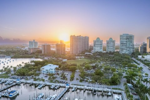 Condo in Miami, Florida, 2 bedrooms № 1988262 - photo 3