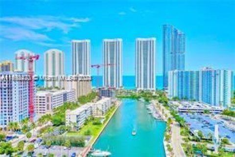Condo in Sunny Isles Beach, Florida, 1 bedroom  № 2035314 - photo 14