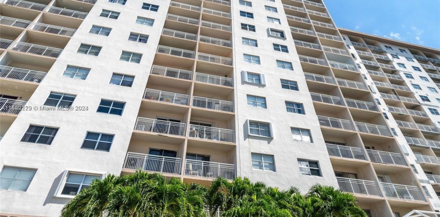 Condo in Sunny Isles Beach, Florida, 1 bedroom  № 2035314