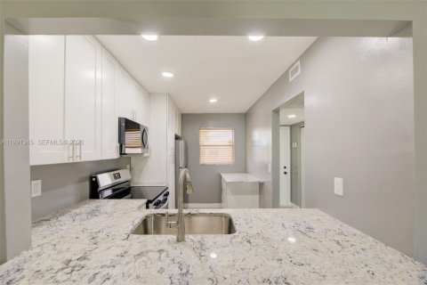 Condominio en alquiler en Miami, Florida, 2 dormitorios, 88.81 m2 № 2058776 - foto 10