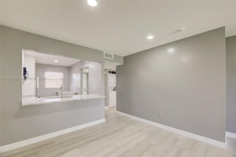 Condominio en alquiler en Miami, Florida, 2 dormitorios, 88.81 m2 № 2058776 - foto 9