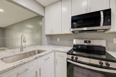 Condominio en alquiler en Miami, Florida, 2 dormitorios, 88.81 m2 № 2058776 - foto 14