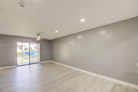 Condominio en alquiler en Miami, Florida, 2 dormitorios, 88.81 m2 № 2058776 - foto 2